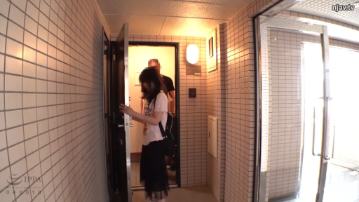 站立 · 開門 · 自然 · 走廊 · 背包 · 黑裙 · 素人