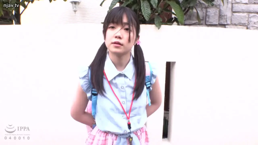 站立 · 半身 · 學生制服 · 凝视 · 户外 · 雙馬尾 · 雙肩包 · 無辜