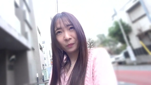 站立 · 自然 · 注视 · 户外 · 头部特写 · 粉色针织衫