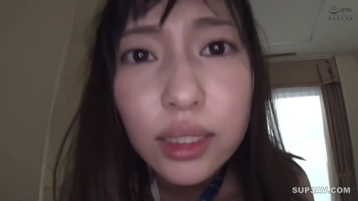 室内 · 俯身 · 脸部特写 · 注视镜头 · 水印 · 微张口 · 蓝白花纹服装