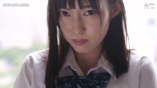 室内 · 真剣 · 顔部のクローズアップ · 注視 · JK制服 · 正面 · アジア人女性