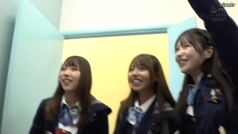 校服 · 站立 · 中景 · 微笑 · 交流 · 更衣室 · 矿泉水