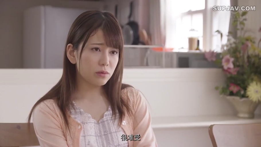 坐姿 · 忧虑 · 难过 · 脸部特写 · 室内餐厅 · 冰箱 · 粉色针织开衫 · 影视剧照