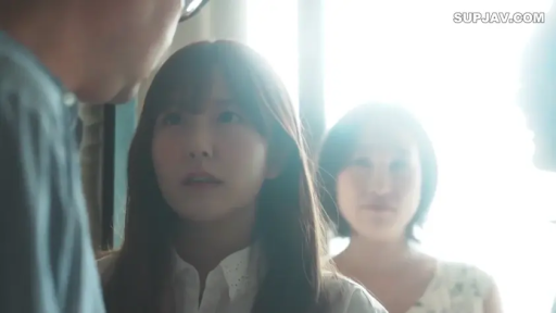 室内 · 站立 · 面部特写 · 衬衫 · 对视 · 惊讶 · 逆光