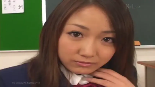 严肃 · 面部 · 校服 · 教室 · 站立 · 注视