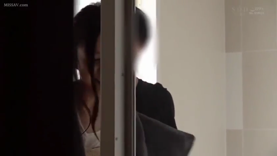 室内 · 白色内衣 · 侧姿