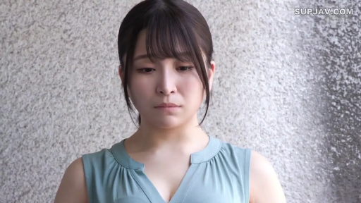 Melancholy · Lower your head · Stand · Asian women · 室内墙边 · 浅蓝色无袖上衣 · 肩部以上特写