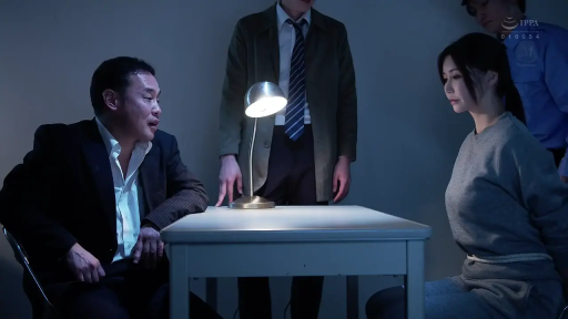 Serious · Role-playing · Medium shot · Desk lamp · 运动服 · 审讯室 · 捆绑坐姿 · 审讯