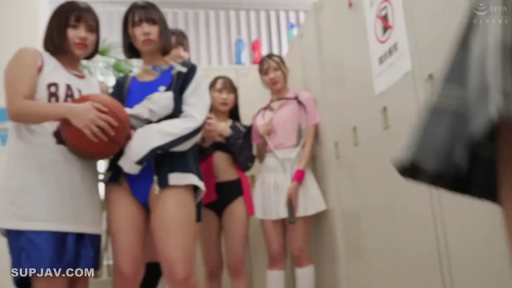 Serious · Whole body · Stand · 多人 · 更衣室 · 围观 · 运动服 · 篮球