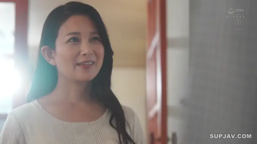 室内 · 站立 · 中近景 · 注视 · 熟女 · 针织上衣 · 温和微笑