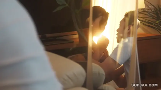 坐姿 · 客厅 · 居家服 · 模糊 · 镜子 · 氛围 · 亲热 · 镜面特写