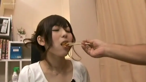 Sitting Posture · Close your eyes · Room · 近景 · 筷子 · 白上衣 · 被喂食