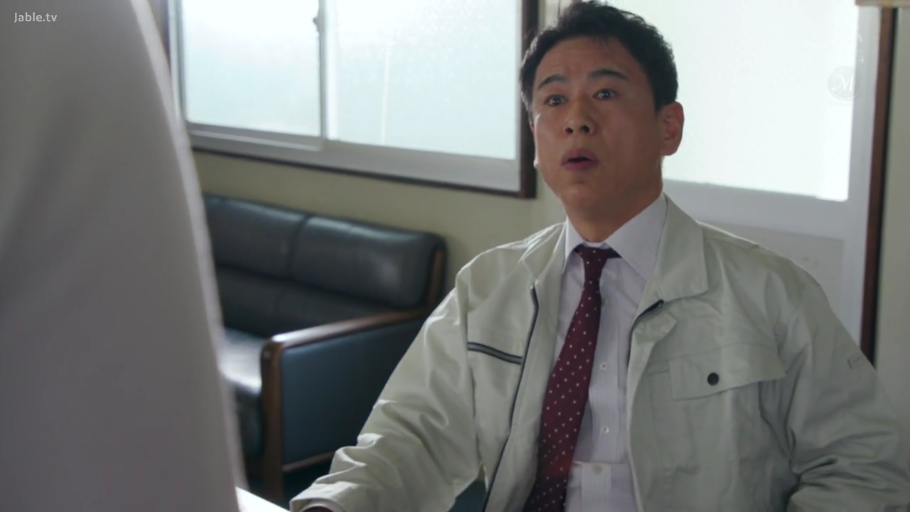 坐姿 · 办公室 · 笔记本电脑 · 无明显表情 · 婚纱与裸体 · 电脑屏幕特写 · 观看视频内容 · NTR主题