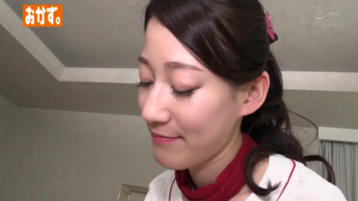 室内 · 脸部特写 · 平静 · 微笑 · 发夹 · 红色领巾 · 低头侧脸 · 左上角水印