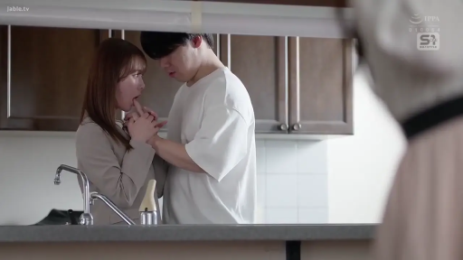 室内 · 专注 · 白色T恤 · 厨房 · 上半身 · 水龙头 · 手指入口 · 站立面对面