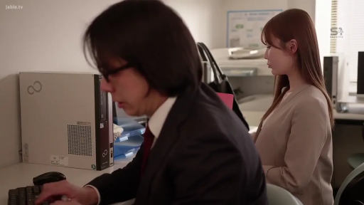 坐姿 · 专注 · 办公室 · 中景 · 电脑 · 职场 · 正装 · 使用电脑