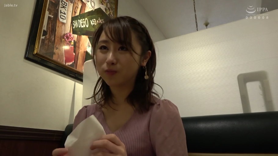 坐姿 · 自然 · 面部特写 · 餐厅 · 进食 · 粉色V领上衣 · 纸巾