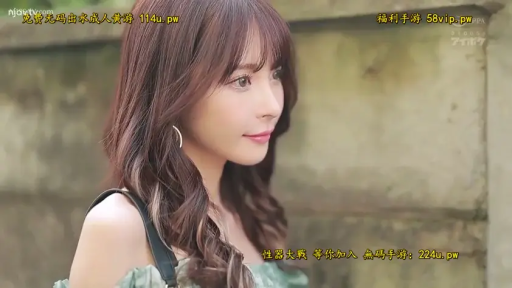 面部 · Side-lying · Smile · 耳环 · Stare · Outdoor · 长发 · 绿色碎花裙