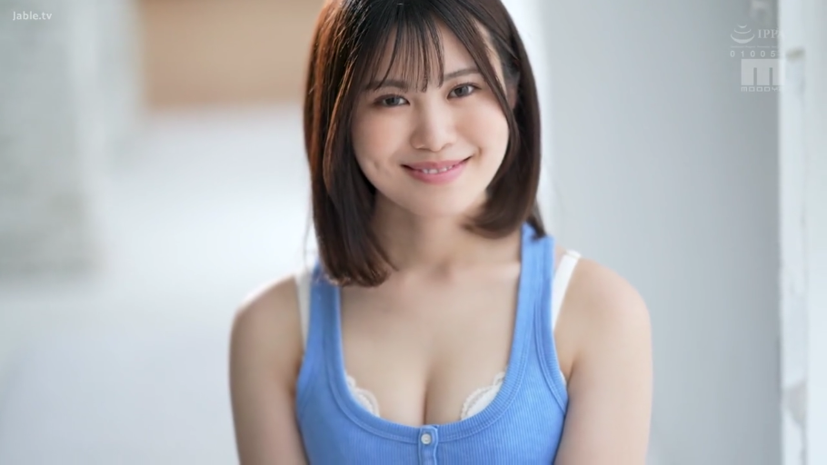 坐姿 · 巨乳 · 微笑 · 白色背心 · 上半身 · 开朗 · 户外广场 · 饮料杯