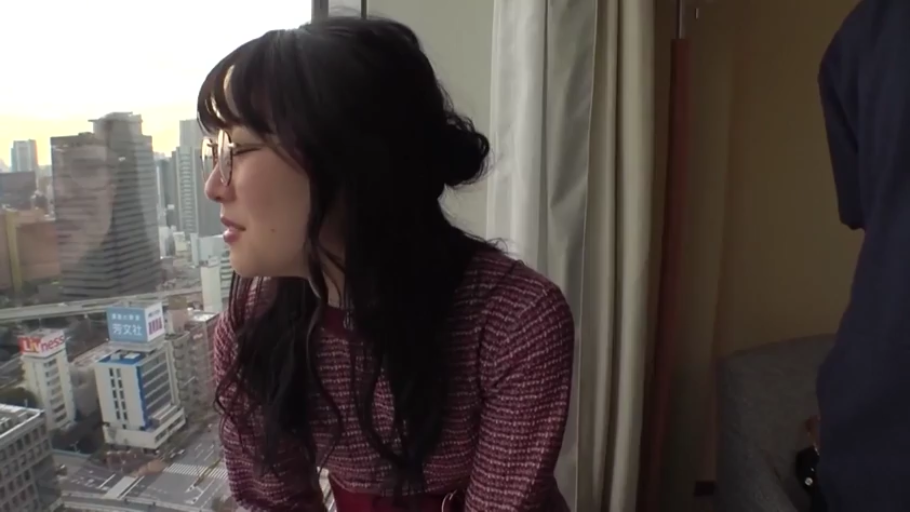 座り姿勢 · メガネ · 平静 · 侧脸 · 室内窗边 · 遠眺 · 城市景观 · 枣红色花纹上衣