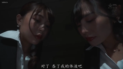 室内 · 坐姿 · 特写 · 多人 · 无袖上衣 · 桌椅 · 欢笑 · 掩嘴
