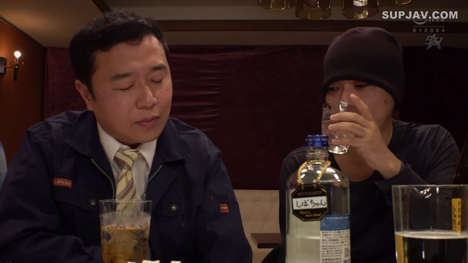 坐姿 · 中景 · 闭眼 · 酒瓶 · 双人 · 工作服 · 酒吧 · 喝酒