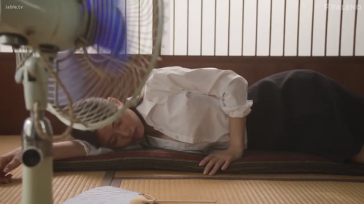 和室 · 白衬衫 · 闭眼 · 电风扇 · 侧卧 · 睡眠 · 日本风