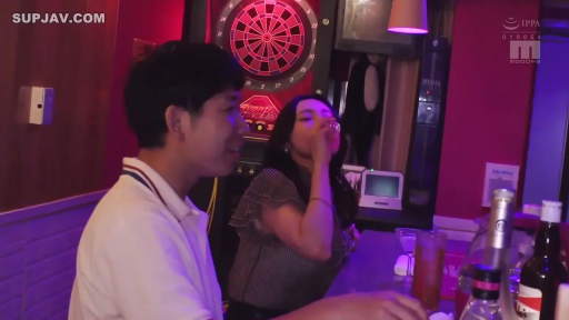 坐姿 · 微笑 · 休閒裝 · 酒瓶 · 酒吧 · 喝酒 · 夜生活