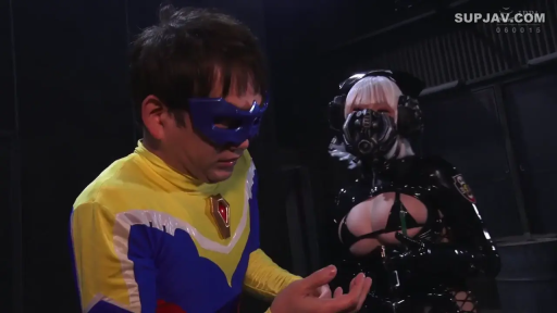 角色扮演 · 困惑 · 交流 · 近景 · 特摄服 · 面具 · 室内暗室 · 站立互动