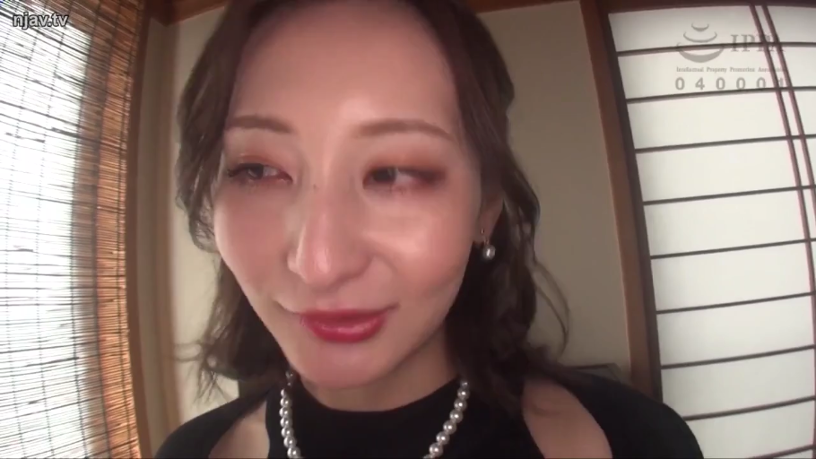 室内 · 脸部特写 · 诱惑 · 注视镜头 · 正面 · 黑色上衣