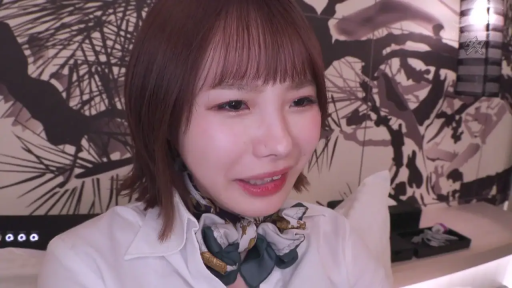 坐姿 · 脸部特写 · 微笑 · 对话 · 职业装 · 酒店 · 短发 · 丝巾