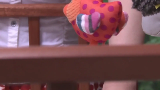 室内 · 站立 · 白色衬衫 · 局部特写 · 背景虚化 · 拿玩偶 · 鱼形玩偶