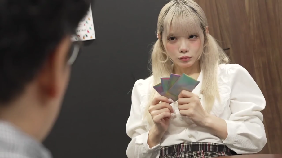 室内 · 坐姿 · 专注 · 中景 · 格子裙 · 金发 · 打牌 · 游戏卡牌