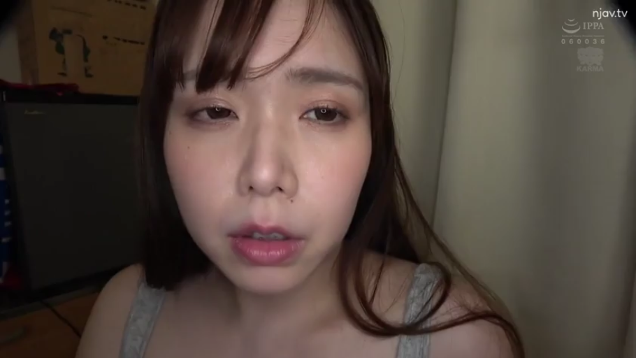 室内 · 坐姿 · 迷离 · 面部特写 · 背心 · 注视 · 长发