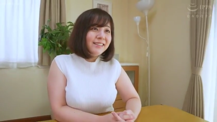 坐姿 · 交谈 · 客厅 · 半身特写 · 温柔 · 短发 · 室内植物 · 白色紧身背心