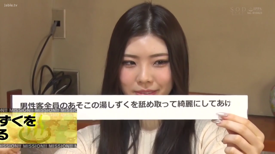 室内 · 面部特写 · 白色毛衣 · 亚洲女性 · 正面坐姿 · 浅笑 · 纸条 · 手持标语