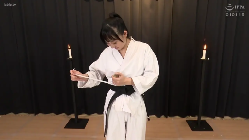 室内 · 专注 · 中景 · 站姿 · 整理衣物 · 蜡烛 · 空手道服 · 日本