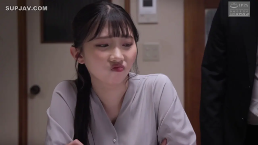 室内 · 坐姿 · 脸部 · 含弄 · 马尾 · 灰色衬衫 · 嘟嘴