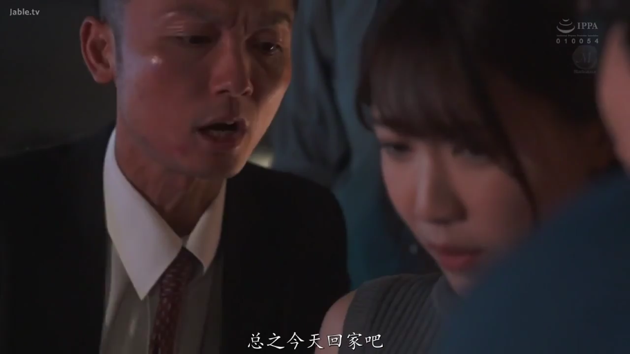 室内 · 忧郁 · 站立 · 面部特写 · 对话 · 中文字幕 · 无袖针织衫