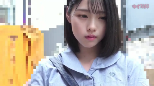 站立 · 面部特写 · 凝视 · 户外 · 蓝色条纹衬衫