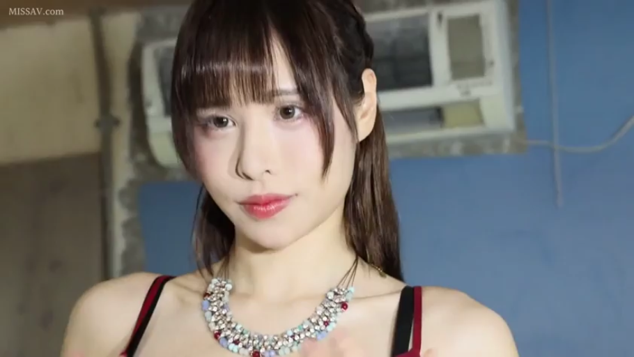 室内 · 脸部特写 · 站姿 · 平静 · 项链 · 注视 · 齐刘海 · 红色吊带衫