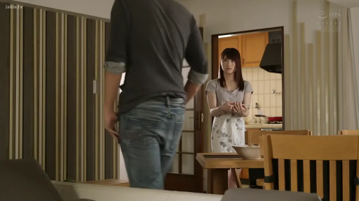 站立 · 全景 · 客厅 · 休闲装 · 餐桌 · 对峙 · 忧虑