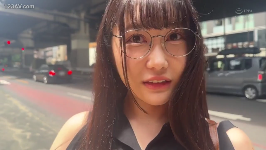 Close-up of the face · Stand · Facing the camera · 长发 · 黑色背心 · Outdoor street · Natural expression · 圆框眼镜