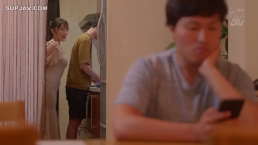 交谈 · 全身 · 站立 · 自然 · 厨房 · 多人 · 连衣裙 · 珠帘