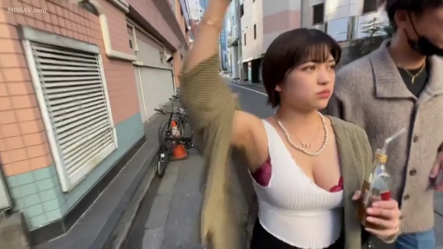 坐姿 · 全裸 · 卧室 · 微笑 · 枕头 · 面对镜头 · 上半身 · 熟女