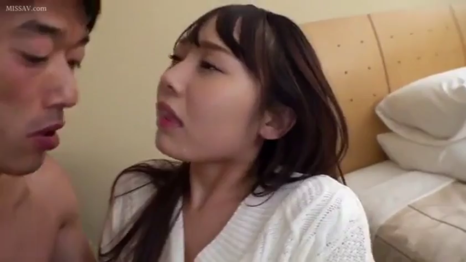 枕头 · 面部特写 · 白色上衣 · 成人内容 · 亲密接触 · 动情 · 卧室床头 · 亲热互动