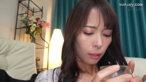 室内 · 坐姿 · 忧郁 · 脸部 · 熟女 · 碎花上衣 · 玻璃杯 · 拿杯子