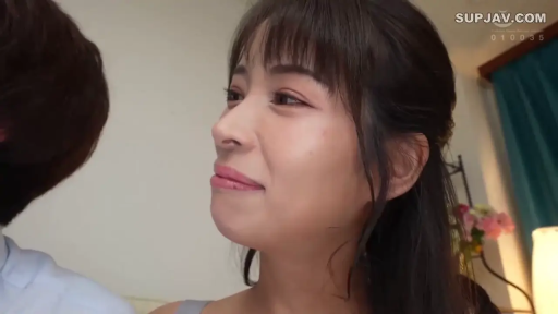 室内 · 交谈 · 微笑 · 面部特写 · 灰色背心 · 侧坐 · 亚洲女性 · 花瓶