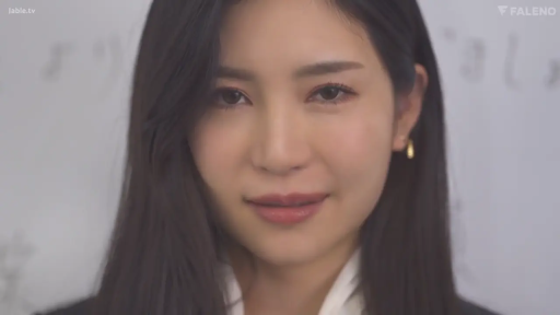 室内 · 脸部特写 · 微笑 · 职业装 · 注视 · 长发 · 正面 · 耳饰