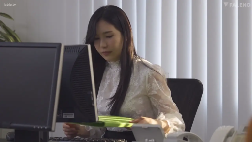 坐姿 · 办公室 · 中景 · 电脑 · 自然 · 办公 · 职业女性 · 蕾丝衬衫